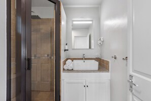 Dusche, Haartrockner, Handtücher, Seife
