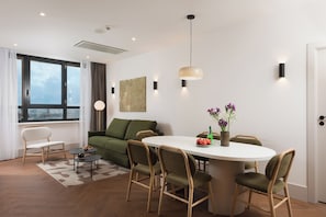 Appartement, 2 slaapkamers | Woonruimte | Een 35-inch flatscreentelevisie met digitale zenders