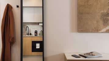 Cocina moderna con armarios de madera, encimera negra y una toalla colgando.