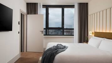 Apartamento, 3 habitaciones | Caja fuerte, escritorio, espacio para trabajar con un portátil