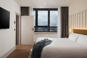 Appartement, 3 slaapkamers | Een kluis op de kamer, een bureau, een laptopwerkplek