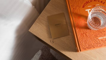 Uma mesa de madeira com um livro intitulado