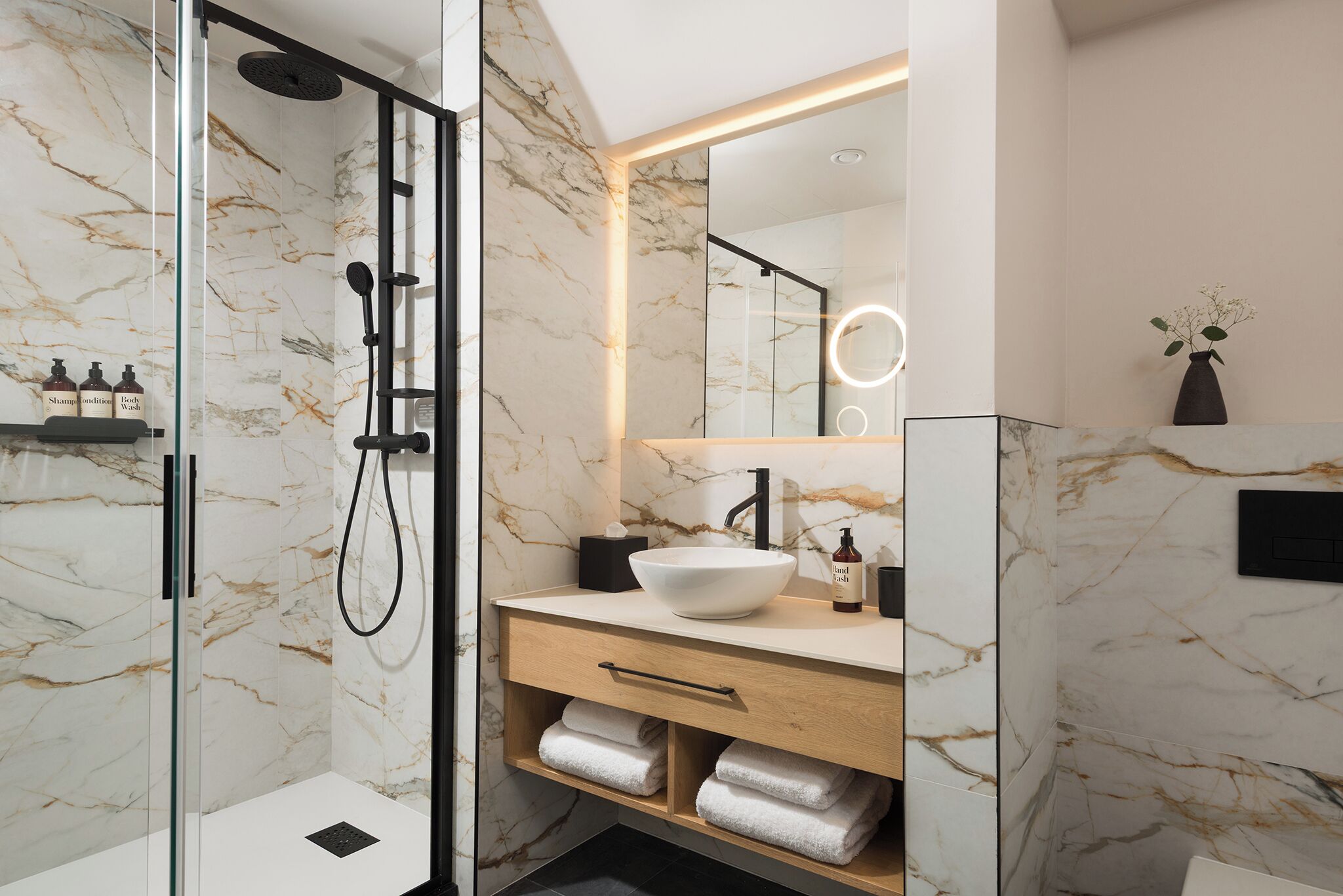 Ducha, artículos de tocador gratuitos, secador de pelo, toallas