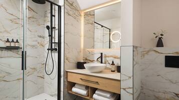 Ducha, artículos de tocador gratuitos, secador de pelo, toallas