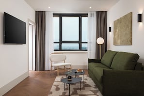 Appartement, 2 slaapkamers | Woonruimte | Een 35-inch flatscreentelevisie met digitale zenders