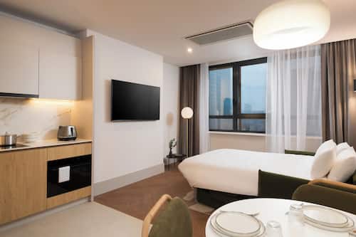 Appartamento, 1 letto queen con divano letto | Area soggiorno | TV a schermo piatto 35 pollici con canali digitali