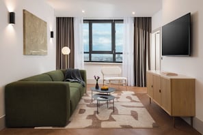 Appartement, 3 slaapkamers | Woonruimte | Een 35-inch flatscreentelevisie met digitale zenders