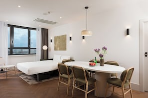 Appartement, 2 slaapkamers | Woonruimte | Een 35-inch flatscreentelevisie met digitale zenders