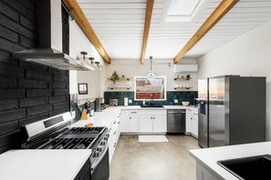 冷蔵庫、電子レンジ、オーブン、コンロ