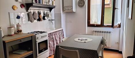 Jääkaappi, liesi, keittoastiat/astiat/ruokailuvälineet, ruokailupöytä