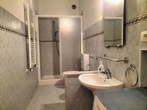 Douche, bidet, serviettes fournies