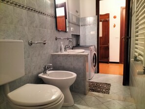 Shower, bidet, towels