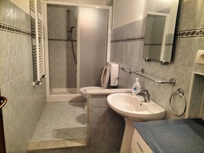Dusche, Bidet, Handtücher