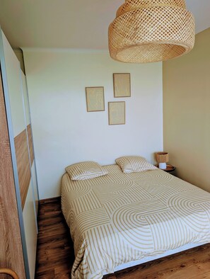 2 habitaciones, tabla de planchar con plancha, internet y ropa de cama 