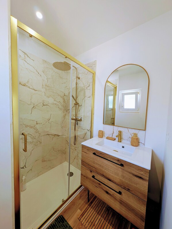 Shower, hair dryer, towels, soap - Bretagne location vue mer Trévou Treguignec Côtes granit rose, 200 m plage (Trévou-Tréguignec)