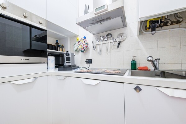 Refrigerador, microondas, horno y parrilla de estufa 