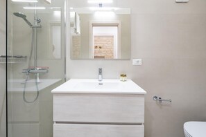 Shower, hair dryer, bidet, towels