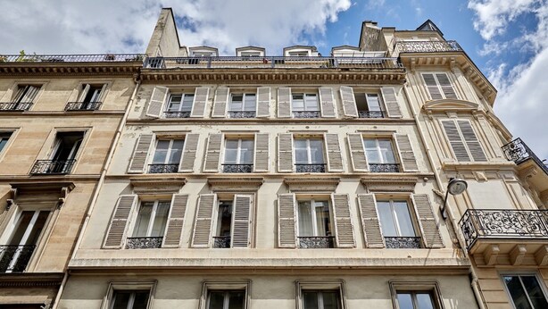 A multi-story building with classical architecture, featuring symmetrical windows and balconies. - Charming new Flat in the Centre of Paris (Paris)