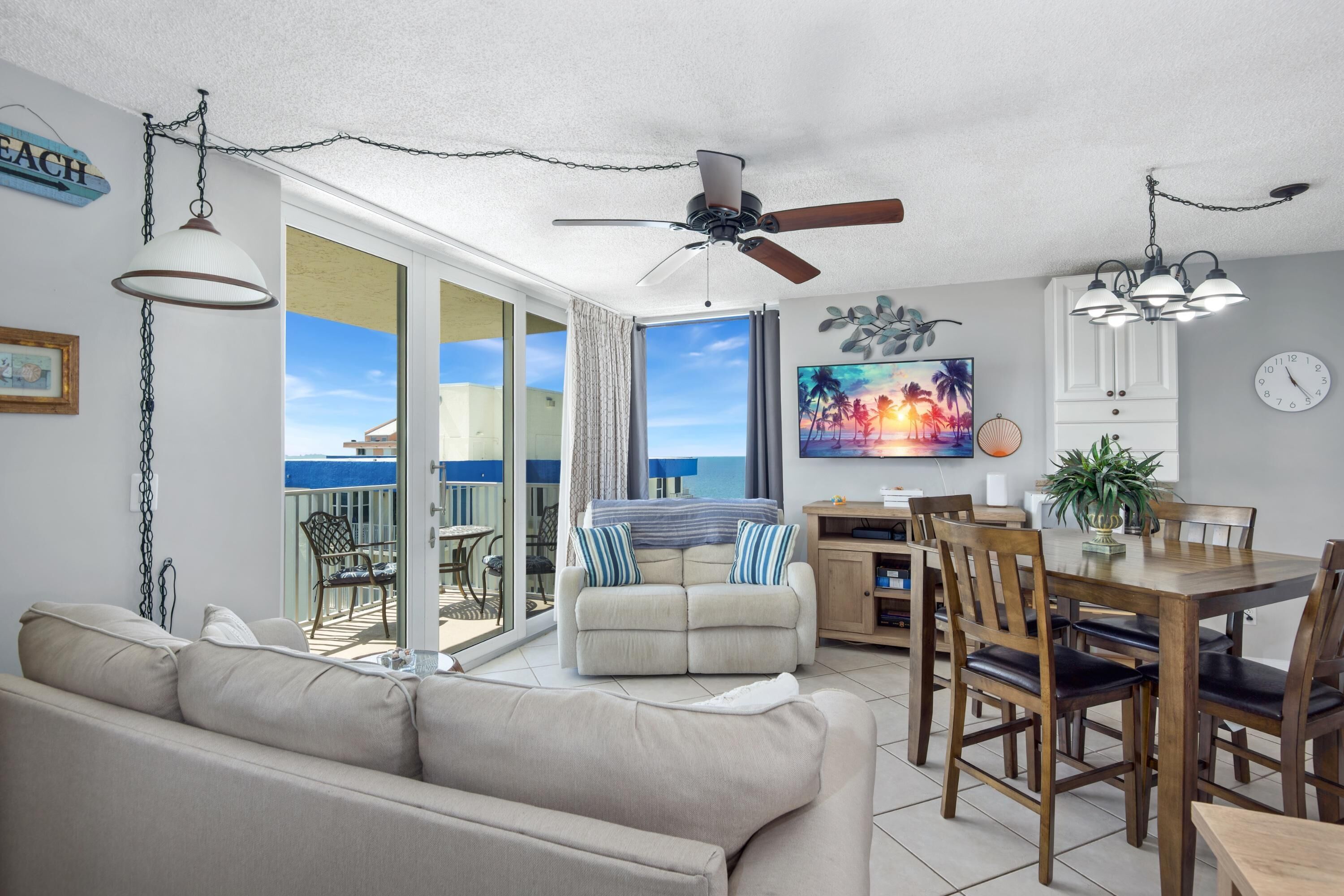 公寓客房, 1 張特大雙人床和 1 張沙發床 (Estero Beach & Tennis Club-Penthouse ) | 起居區