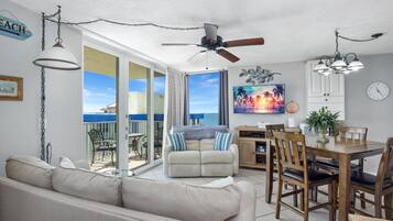 公寓客房, 1 張特大雙人床和 1 張沙發床 (Estero Beach & Tennis Club-Penthouse ) | 起居區