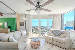 Appart'hôtel, 1 très grand lit et 1 canapé-lit (Estero Beach & Tennis Club-Penthouse ) | Coin séjour