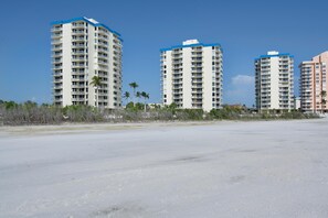 Appart'hôtel, 1 très grand lit et 1 canapé-lit (Estero Beach & Tennis Club-Penthouse ) | Extérieur