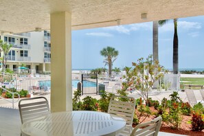 コンドミニアム キングベッド 1 台ソファーベッド付き (Estero Beach & Tennis Club-Penthouse ) | 屋外ダイニングエリア