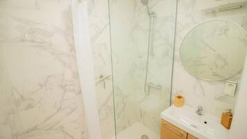 Serviettes fournies, savon, papier toilette