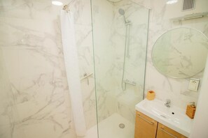 Serviettes fournies, savon, papier toilette