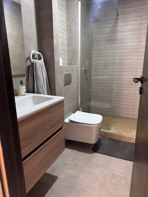Shower, bidet, towels, soap - Elegant apartment with pool view (Tamaris)
