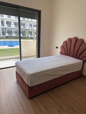 3 bedrooms, WiFi, bed sheets - Elegant apartment with pool view (Tamaris)