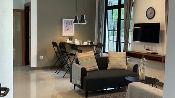 Villa, 5 Bedrooms | Living area