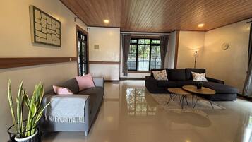 Villa, 4 Bedrooms | Living area