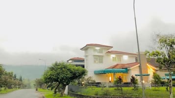 Villa, 3 Bedrooms, Mountain View, Garden Area | Terrace/patio