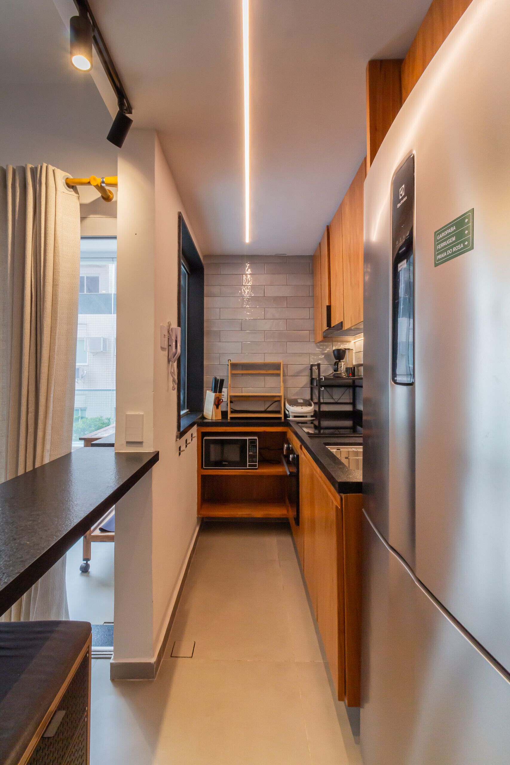 Geladeira, micro-ondas, fogão, cooktop