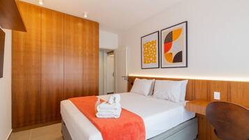 Travel crib, free WiFi, bed sheets