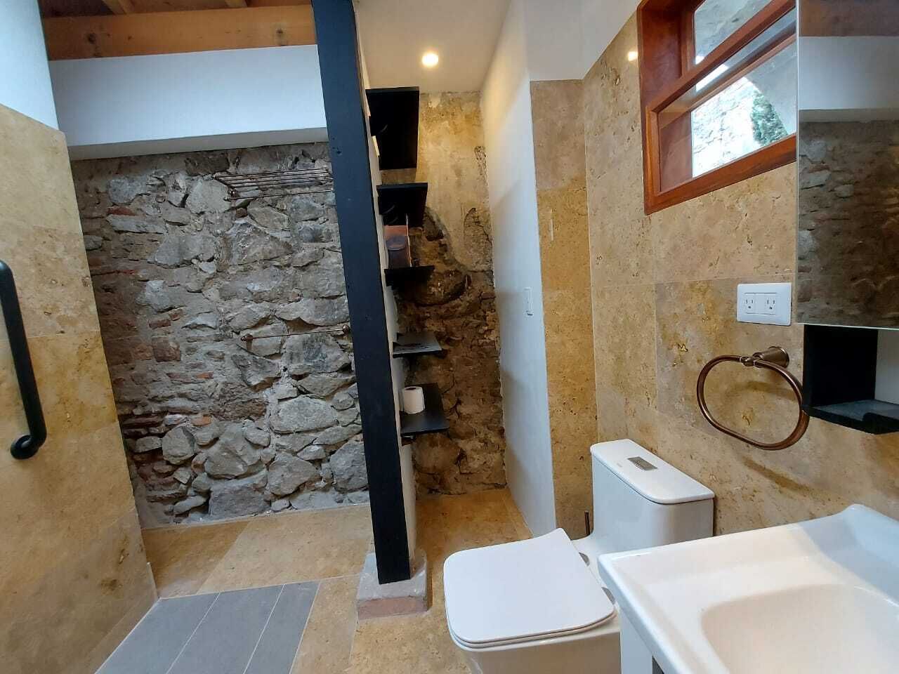 Dusj, hårføner, håndklær og såpe