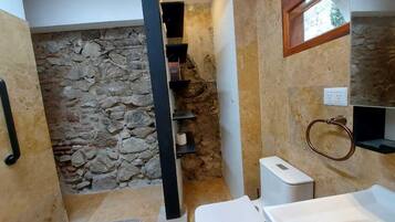 Dusj, hårføner, håndklær og såpe