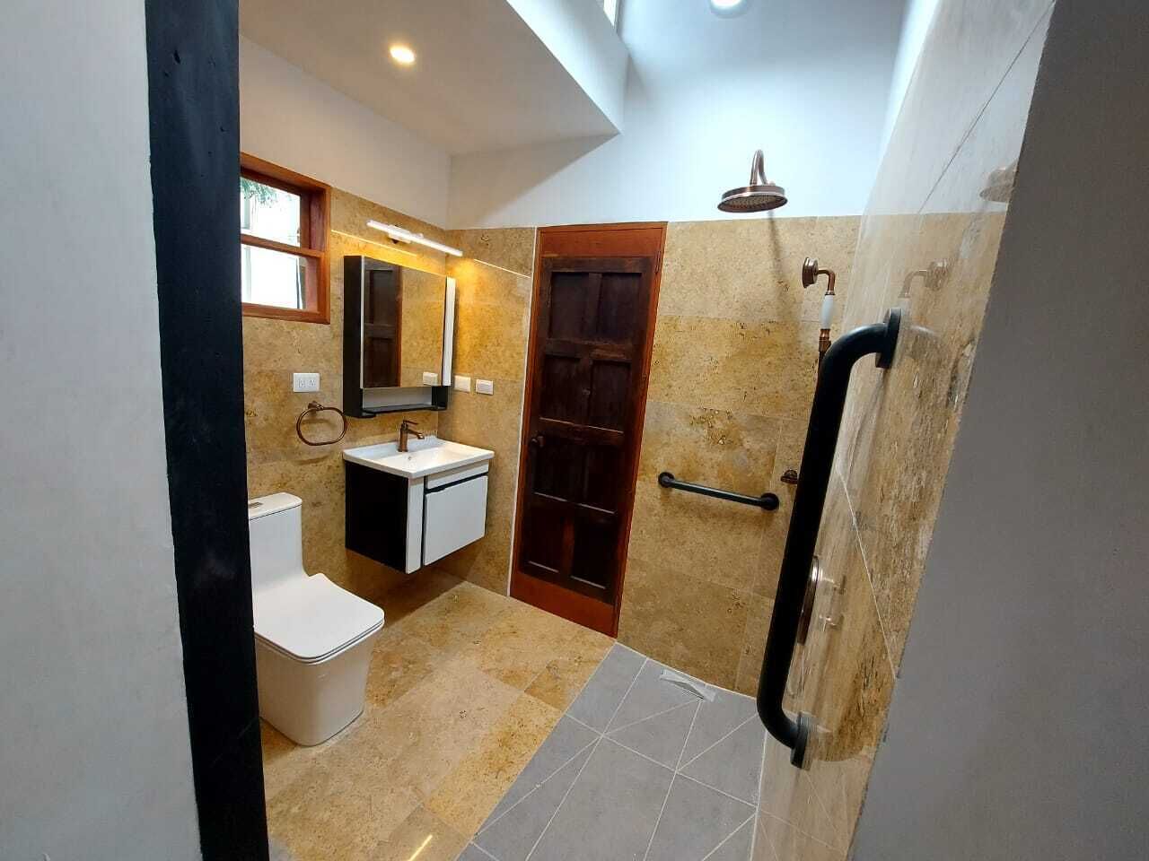 Doccia, asciugacapelli, asciugamani, sapone