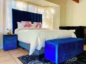 1 dormitorio, tabla de planchar con plancha, wifi y ropa de cama
