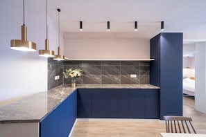 Senior-Apartment, 2 Schlafzimmer, Badewanne | Eigene Küche | Kühlschrank, Küchenrolle