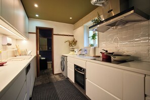 Signature Villa, 4 Bedrooms, Kitchen | Private kitchen | Fridge, paper towels