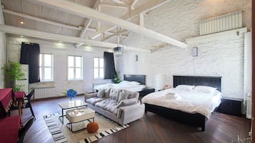 Signature Villa, 4 Bedrooms, Kitchen | Free WiFi, bed sheets