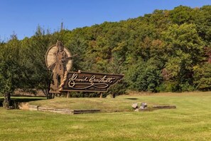 Un parcours de golf avec un panneau en bois sur lequel on peut lire : « Parc d’État de David Crockett ».