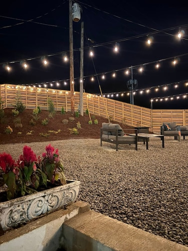 Cozy Retro-Modern Room · Clean + quiet · Self Check-In · Family-Friendly Stay in Lawrenceburg