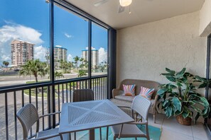 Dining - Santa Maria I #104- The Sunnyside (Fort Myers Beach)