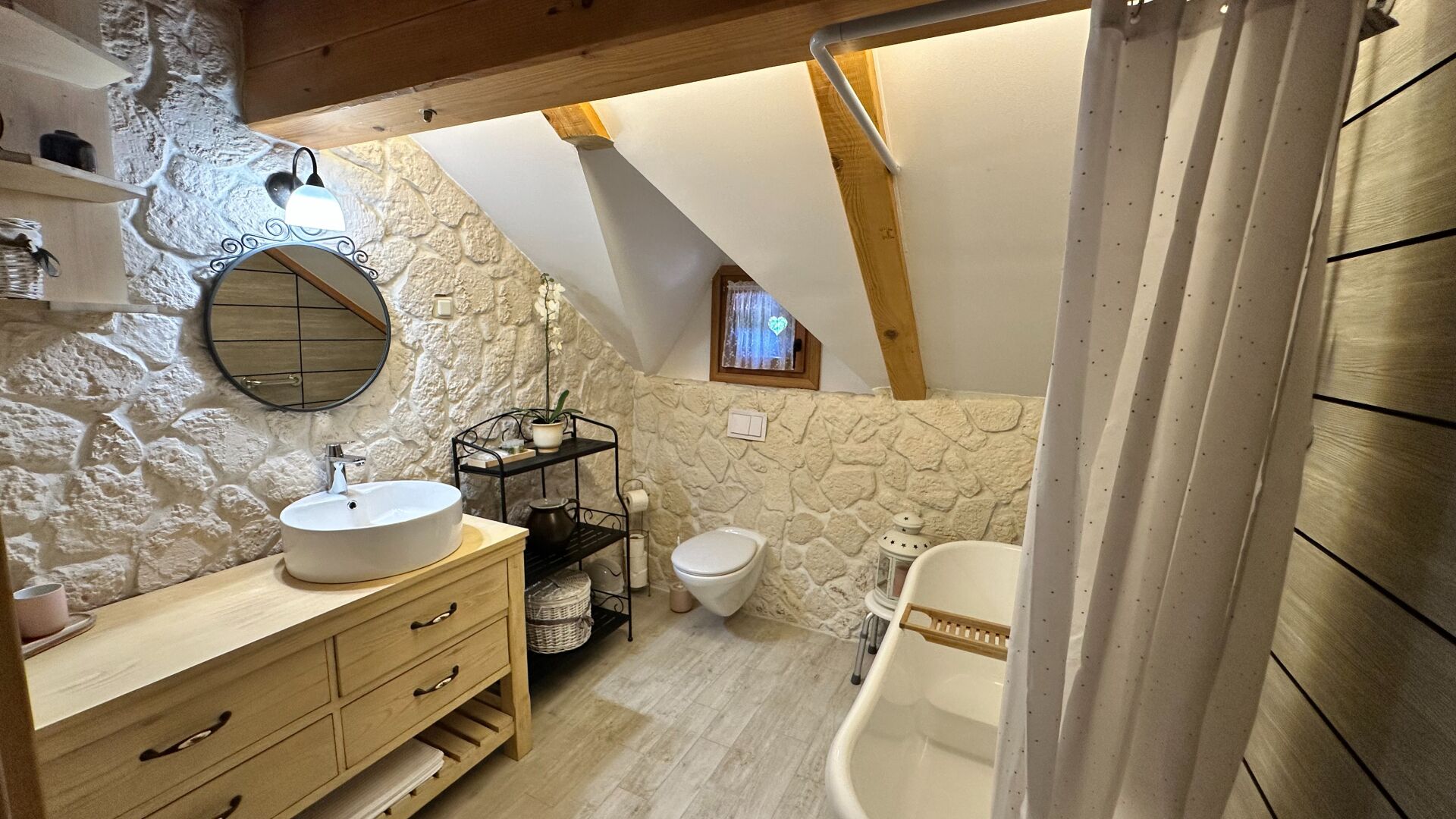 Een douche, een haardroger, handdoeken