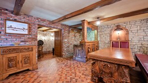Un intérieur rustique avec des murs en briques apparentes, des meubles en bois et une cheminée en pierre.