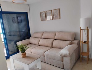 TV - Marina Horizon: Your modern seaside retreat (MC)