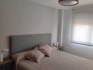 2 عدّة غرف نوم ومكواة/لوح كي وخدمة الإنترنت